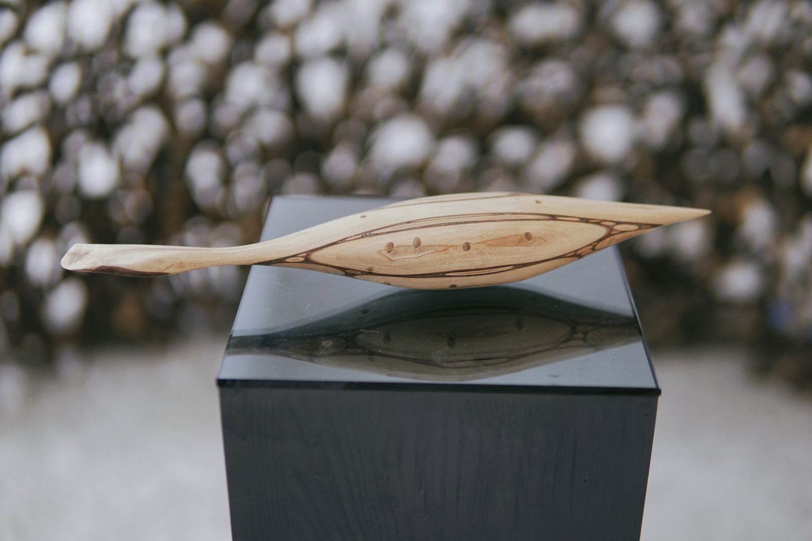 吕小帅，《引》，尺寸可变，木，磁悬浮，2019年